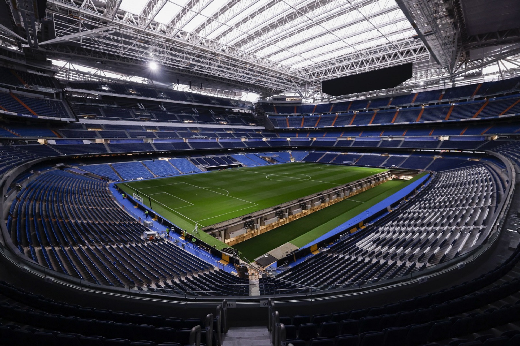 Césped del terreno de juego del Santiago Bernabéu