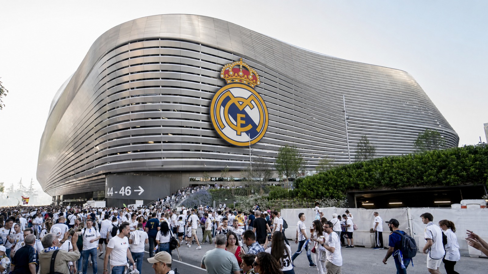 Estadio Santiago Bernabéu iluminado con el escudo del Real Madrid en la fachada